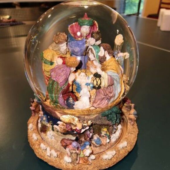 Rotating Water Globe plays "O Holy Night " by Kirkland Home - Picture 2 of 8